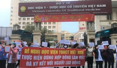 Hơn 40 y bác sĩ xuống đường cầm băng rôn "cầu cứu" vì bị nợ lương suốt 8 tháng (Ảnh - Soha) 