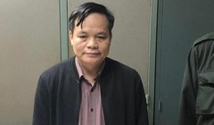 Cơ quan điều tra tống đạt lệnh bắt tạm giam giám đốc CDC Bắc Giang Lâm Văn Tuấn - Ảnh: GIANG LONG