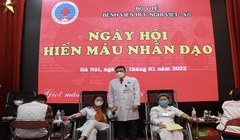 PGS.TS. Nguyễn Thanh Hà -Giám đốc Bệnh viện Hữu Nghị động viên các cán bộ đoàn viên người lao động BV tham gia hiến máu tại BV (Ảnh - BVCC)