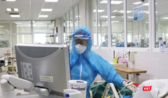 Bác sĩ siêu âm cho bệnh nhân (Ảnh - Minh Thuý) 