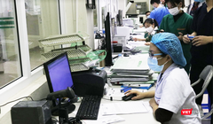 Các bác sĩ ở Bệnh viện Bệnh Nhiệt đới Trung ương làm việc 24/24 để chăm sóc cho bệnh nhân (Ảnh - Minh Thuý) 