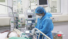 Bác sĩ chăm sóc cho bệnh nhân mắc COVID-19 nặng (Ảnh - Minh Thuý) 