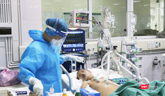 Bác sĩ chăm sóc cho bệnh nhân mắc COVID-19 (Ảnh - Minh Thuý) 