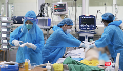 Các bác sĩ phối hợp chăm sóc bệnh nhân COVID-19 nặng (Ảnh - Minh Thuý) 