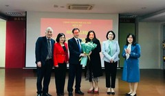 Ông Trương Quang Việt (ở giữa) nhận hoa chúc mừng khi giữ chức Giám đốc CDC Hà Nội chiều ngày 8/2. Ảnh: Trần Viết Hạnh