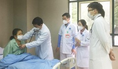 Bác sĩ khám cho bệnh nhân hậu COVID-19 (Ảnh - BVCC)