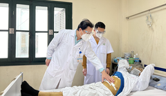 Các bác sĩ khám cho bệnh nhân sau phẫu thuật (Ảnh - BVCC) 