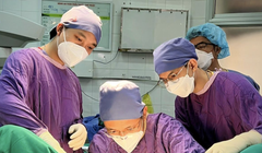Các bác sĩ phẫu thuật cho bệnh nhân (Ảnh - BVCC) 