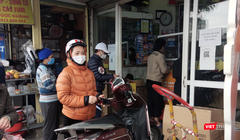 Người dân lo lắng xếp hàng mua thuốc về cho gia đình (Ảnh - Minh Thuý) 