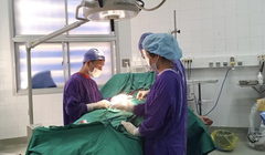 Các bác sĩ phẫu thuật cho bệnh nhân (Ảnh - BVCC) 