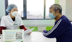 Bác sĩ Trung tâm Hô hấp thăm khám cho BN sau nhiễm Covid-19 (Ảnh - BVCC) 