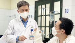 PGS.TS.TTƯT Nguyễn Mạnh Khánh thăm khám cho bệnh nhân sau phẫu thuật (Ảnh - BVCC)