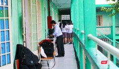 Trước giờ làm bài, giám thị coi thi kiểm tra khu vực phòng thi 