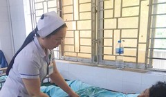 Thanh niên bị mất cả bàn tay do dùng điện thoại lúc sạc