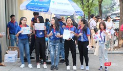 Sinh viên tình nguyện với các khẩu hiệu cổ vũ thí sinh dự thi