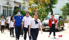 Thí sinh hoàn thành bài thi tổ hợp môn Khoa học Tự nhiên tại Trường THPT Gia Định (Quận Bình Thạnh)