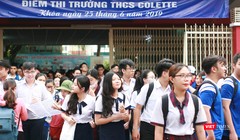 Thí sinh mừng rỡ sau khi kết thúc môn thi tiếng Anh