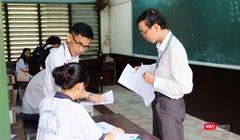 Cán bộ coi thi kiểm tra thông tin thí sinh trong kỳ thi THPT quốc gia 2019