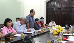 Ông Tạ Tân (áo kẻ caro) Trưởng Phòng GD&ĐT quận Tân Phú báo cáo tại hội nghị