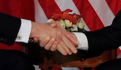 Kiểu bắt tay gây sốc của ông Trump