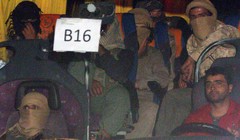 Xe vận chuyển các tay súng ISIS cùng gia đình.