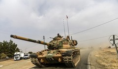Xe tăng Thổ Nhĩ Kỳ tiến vào tây bắc Syria.