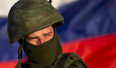 Một người lính trên nền cờ Nga.