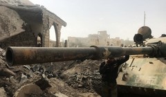 Xe tăng sau vụ tấn công tại Deir Ezzor.