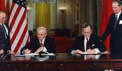 Tổng thống Nga Gorbachev và tổng thống Mỹ Bush.