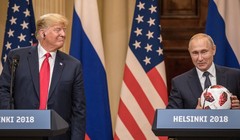 Tổng thống Nga tặng quả bóng World Cup cho tổng thống Mỹ.