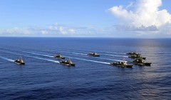 Tàu USS Pinckney và lực lượng phòng vệ Nhật Bản.