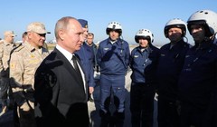 Tổng thống Putin cùng các quân nhân Nga.