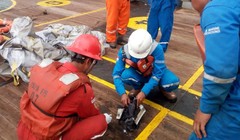 Đội tìm kiếm xem xét các mảnh vỡ.