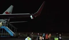 Ảnh chụp từ mạng xã hội chiếc máy bay gặp sự cố trên đường băng của hàng không giá rẻ Lion Air.