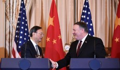 Ngoại trưởng Mỹ Mike Pompeo cùng Chủ nhiệm Văn phòng Ủy ban công tác ngoại sự Trung ương Đảng Cộng sản, Ủy viên Bộ chính trị Trung Quốc Dương Khiết Trì.