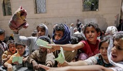 Những trẻ em chịu nạn đói ở Yemen.