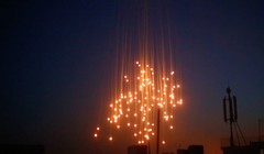 Bom chùm phốt-pho trắng.