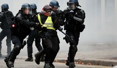 Lực lượng an ninh Pháp bắt giữ một người Gilê vàng.