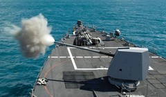 Hệ thống pháo hạm MK-45 cỡ nòng 127mm nhả đạn. Ảnh minh họa: Conts.Ws.