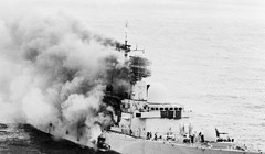 Tàu khu trục Anh quốc HMS Sheffield bị máy bay Argentina dùng tên lửa AM39 Exocet bắn cháy trong cuộc chiến Falksland.
