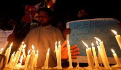 Những người dân tại Karachi, Pakistan thắp nến tưởng niệm các nạn nhân thiệt mạng trong vụ tấn công tại Sri Lanka.