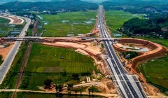 Dự án cao tốc Đà Nẵng-Quảng Ngãi mới đưa vào sử dụng từ tháng 9/2018 nhưng đã nhanh chóng xuống cấp, hư hỏng.