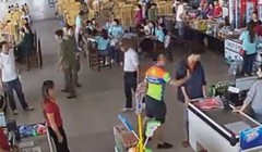 Hình ảnh Thượng úy Nguyễn Xô Việt tát nhân viên quầy thu ngân (ảnh cắt từ clip)