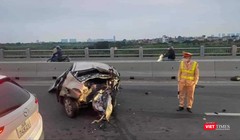 Tai nạn trên cầu Vĩnh Tuy, ô tô văng xa 20 mét