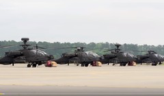 Dàn trực thăng Apache chuẩn bị xuất kích.