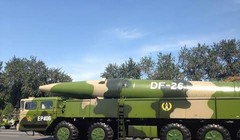 Tên lửa đạn đạo Đông Phong-26 Trung Quốc có thể lắp cả đầu đạn thông thường và đầu đạn hạt nhân.