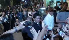 Hình ảnh từ video cho thấy nhà lãnh đạo Mỹ đang cởi nhẫn bỏ túi trước khi bắt tay thêm với người dân Việt Nam.