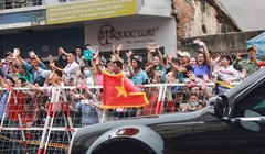 Đoàn xe tháp tùng Tổng thống Mỹ được người dân TP Hồ Chí Minh chào đón ngày 24/5/2016.