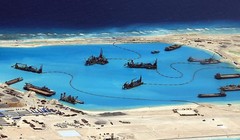 Tàu nạo vét, bồi lấp trái phép của Trung Quốc ở Đá Chữ Thập thuộc quần đảo Trường Sa của Việt Nam. (Nguồn: EPA).