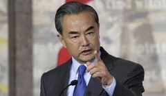 Phản ứng của ông Vương Nghị sau khi nghe câu hỏi của nữ phóng viên Canada - Ảnh: Canadian Press.